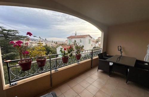 Riou - Petit Juas - Av de Grasse Apartamento | 2 bedroom apartment with a pool in the heart of Cannes easy walk to the main beach on La Croisette - 2191