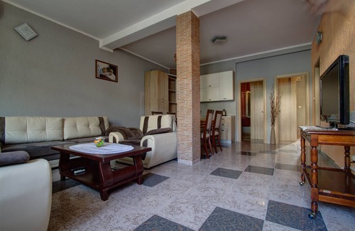 Mrcevac Apartamento | Apartamento de 2 dormitorios con piscina, sauna y gimnasio ubicado a pocos minutos del centro de la ciudad