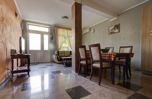 Mrcevac Apartamento | Apartamento de 2 dormitorios con piscina, sauna y gimnasio ubicado a pocos minutos del centro de la ciudad