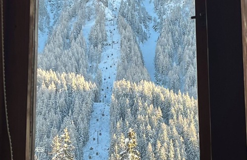 Argentiere Apartamento | Moderno apartamento con balcón frente a algo en el pueblo de Argentiere, por el Gran Montets levanta