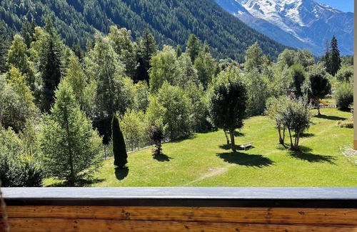 Argentiere Apartamento | Moderno apartamento con balcón frente a algo en el pueblo de Argentiere, por el Gran Montets levanta