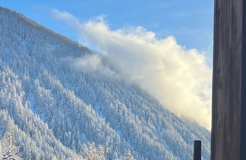 Argentiere Apartamento | Moderno apartamento con balcón frente a algo en el pueblo de Argentiere, por el Gran Montets levanta