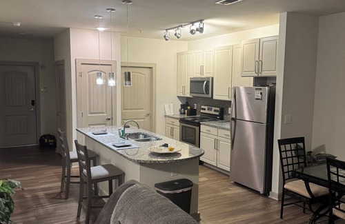 Clarkdale Apartamento | 2-bedroom Apt, sits in the middle of a major shopping center and movie theater.