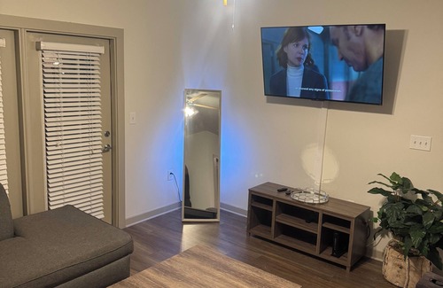 Clarkdale Apartamento | 2-bedroom Apt, sits in the middle of a major shopping center and movie theater.