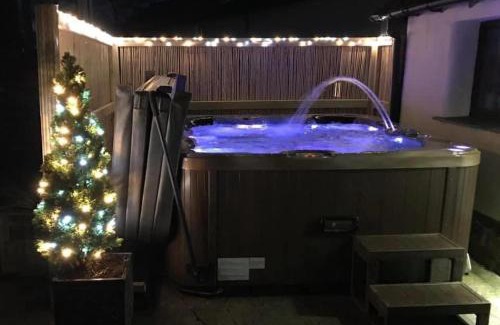 Broadwoodkelly Casa | 2 Bedroom Barn Sleeps 4 -Hot Tub -Barbeque