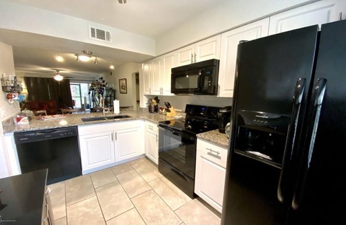 Ventura Condominio | 2 bedroom/bathroom, 1st floor condo at the quiet Ventura Country club!