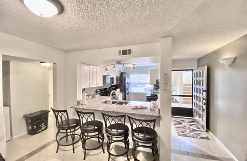 Ventura Condominio | 2 bedroom/bathroom, 1st floor condo at the quiet Ventura Country club!