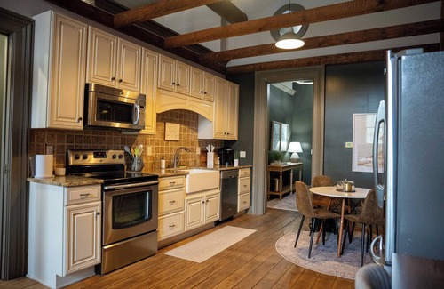 Marshall Apartamento | 2-bedroom Beautiful, large DTown Marshall Apartment with WiFi, AC