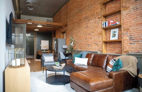 Marshall Apartamento | 2-bedroom Beautiful, large DTown Marshall Apartment with WiFi, AC