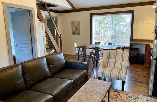 Harrison Hot Springs Cabaña | 2 BEDROOM | QUEEN BED + 2 TWIN BEDS + QUEEN SOFA BED | SLEEPS UP TO 6 GUESTS