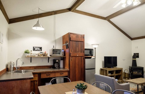 Harrison Hot Springs Cabaña | 2 BEDROOM | QUEEN BED + 2 TWIN BEDS + QUEEN SOFA BED | SLEEPS UP TO 6 GUESTS