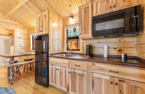 Thonotosassa Cabina | 2 Bedroom Cabin - Happy Travelers RV Resort
