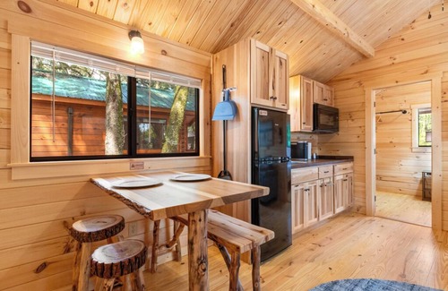 Thonotosassa Cabina | 2 Bedroom Cabin - Happy Travelers RV Resort