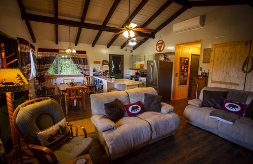 Fontana Dam Cabina | 2-bedroom cabin just 8 minutes from Tail of the Dragon