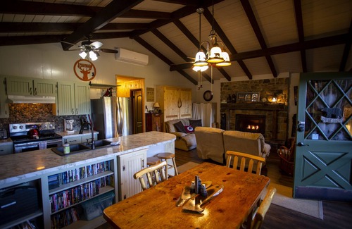 Fontana Dam Cabina | 2-bedroom cabin just 8 minutes from Tail of the Dragon
