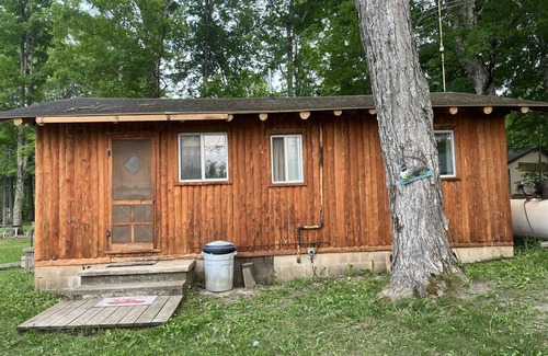 East Jordan Cabina | 2 Bedroom Cabin on Scott's Lake