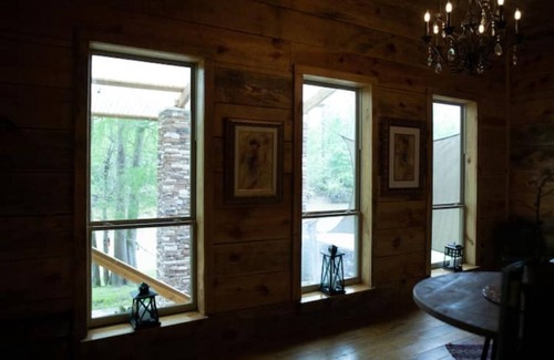 Voth Cabina | 2 Bedroom Cabin w/Hot Tub surrounded by Big Thicket National Preserve. Private!