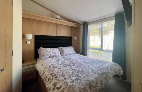 Ampney Crucis Cabina | 2 Bedroom Caravan - Lakeside, Wifi, Parking
