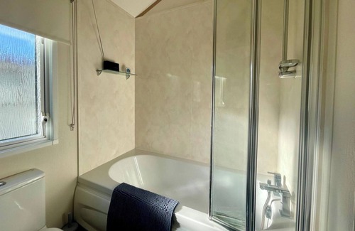 Ampney Crucis Cabina | 2 Bedroom Caravan - Lakeside, Wifi, Parking