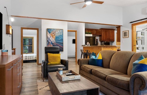 Suttons Bay Apartamento | 2 Bedroom Carriage House with view of Suttons Bay