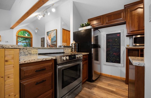 Suttons Bay Apartamento | 2 Bedroom Carriage House with view of Suttons Bay