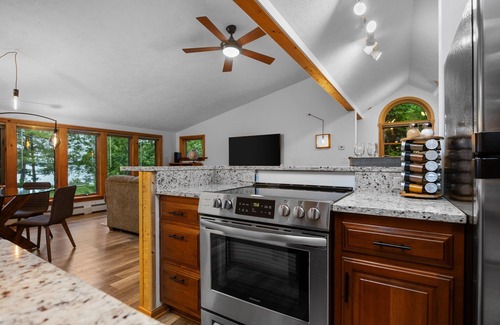 Suttons Bay Apartamento | 2 Bedroom Carriage House with view of Suttons Bay