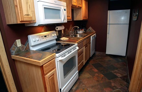 Estes Park Chalet De Esquí | 2 bedroom Chalet with Private enclosed Patio featuring a personal hot tub