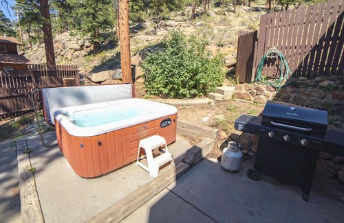 Estes Park Chalet De Esquí | 2 bedroom Chalet with Private enclosed Patio featuring a personal hot tub