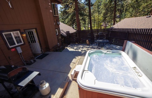 Estes Park Chalet De Esquí | 2 bedroom Chalet with Private enclosed Patio featuring a personal hot tub