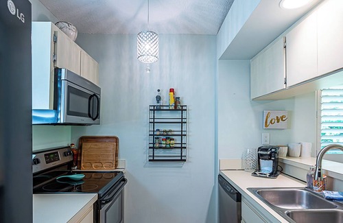 Palm Beach Gardens Cabaña | 2-bedroom cottage just a 14-minute walk to PGA National