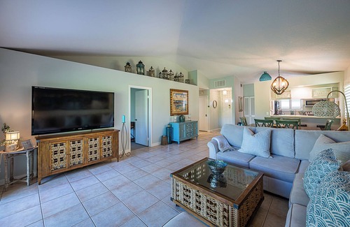 Palm Beach Gardens Cabaña | 2-bedroom cottage just a 14-minute walk to PGA National