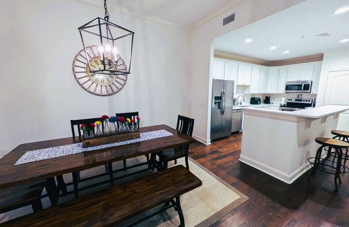 King City Condominio | 2-bedroom Condo on St. Simons Island. Pool/Parking/Beach/Food/Bars/Stores, etc.