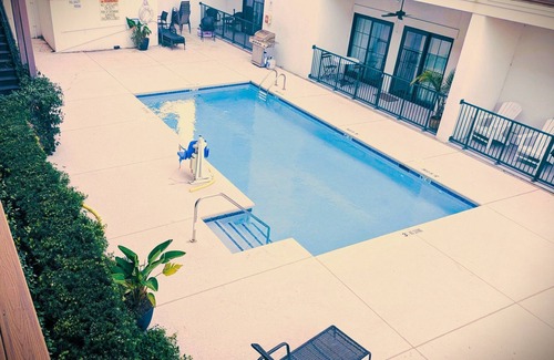 King City Condominio | 2-bedroom Condo on St. Simons Island. Pool/Parking/Beach/Food/Bars/Stores, etc.