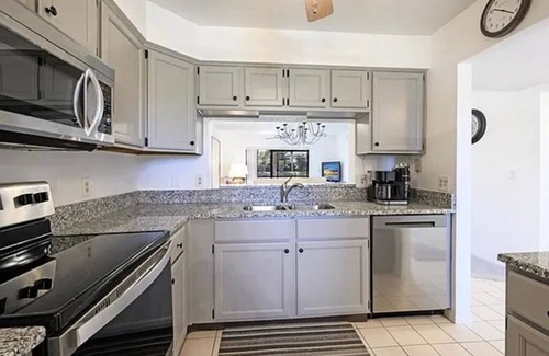 Naples Condominio | 2-bedroom condo, full Golf Membership in newly renovated Naples gated community.