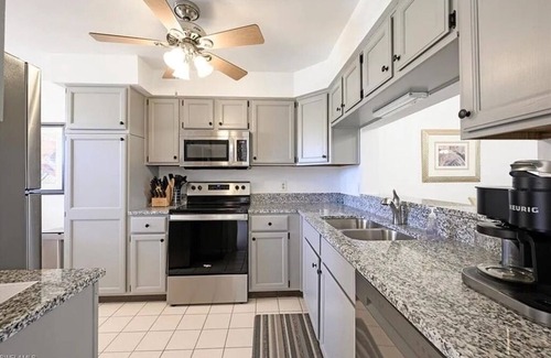 Naples Condominio | 2-bedroom condo, full Golf Membership in newly renovated Naples gated community.