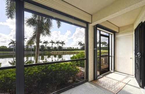 Naples Condominio | 2-bedroom condo, full Golf Membership in newly renovated Naples gated community.