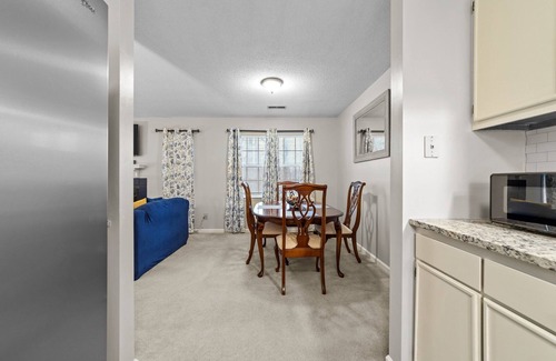 Greensboro Condominio | 2 Bedroom Condo HighSpeed WiFi near Top Golf & Airport