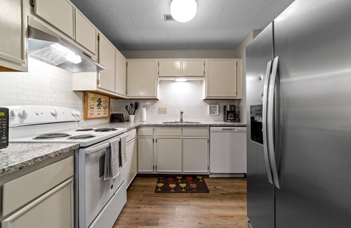 Greensboro Condominio | 2 Bedroom Condo HighSpeed WiFi near Top Golf & Airport