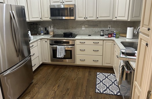Myers Park Condominio | 2 bedroom condo in the heart of Charlotte. 1 guest room and living room