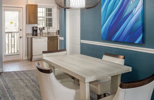 Historic Hill Condominio | 2 Bedroom Condo, Sleeps 6, Kitchen, Downtown Newport, on Wyndham Onshore Resort!