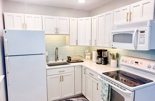 Anglesea Condominio | 2-bedroom condo in serene North Wildwood with WiFi, AC
