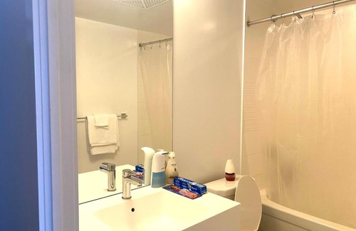 CityPlace Apartamento | 2 Bedroom condo with CN tower views with parking and office space