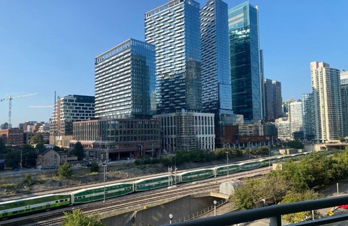 CityPlace Apartamento | 2 Bedroom condo with CN tower views with parking and office space