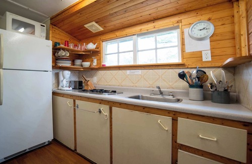 Gravenhurst Cabina | Pine Lake: 2-Bedroom Cottage #4 "Monterey Pine"