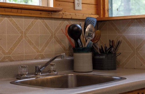 Gravenhurst Cabina | Pine Lake: 2-Bedroom Cottage #4 "Monterey Pine"