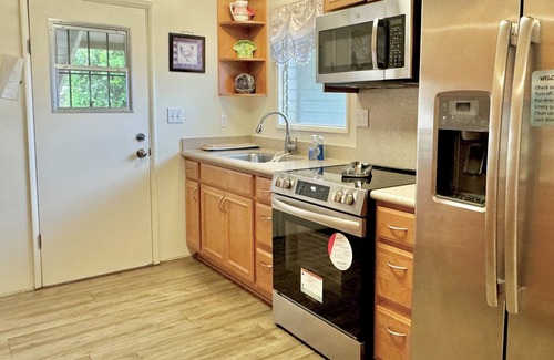 Ewa Cabaña | 2-bedroom cottage, steps from the ocean, AC, parking