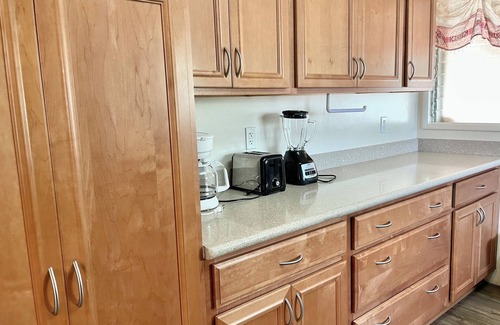 Ewa Cabaña | 2-bedroom cottage, steps from the ocean, AC, parking