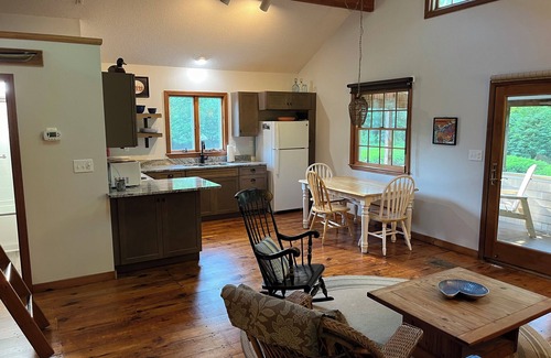 Rye Casa | Duerme 6- 2 bdrm w / loft -bath-cottage -wrapped porch-open / screen -hear the ocean
