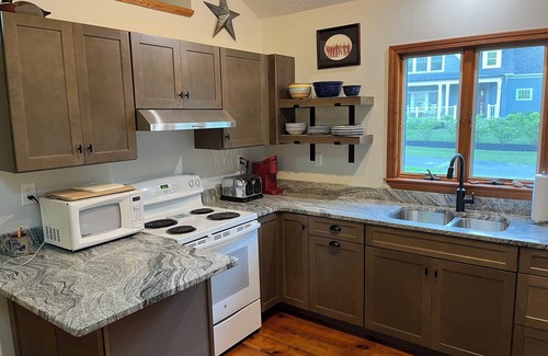 Rye Casa | Duerme 6- 2 bdrm w / loft -bath-cottage -wrapped porch-open / screen -hear the ocean