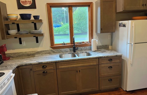 Rye Casa | Duerme 6- 2 bdrm w / loft -bath-cottage -wrapped porch-open / screen -hear the ocean